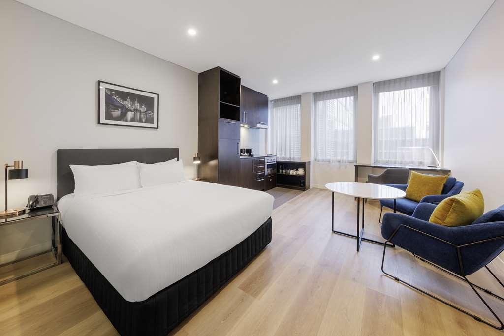 Oaks Melbourne On Collins Suites Room photo