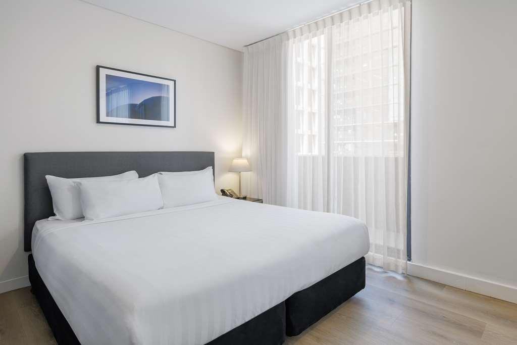 Oaks Melbourne On Collins Suites Room photo