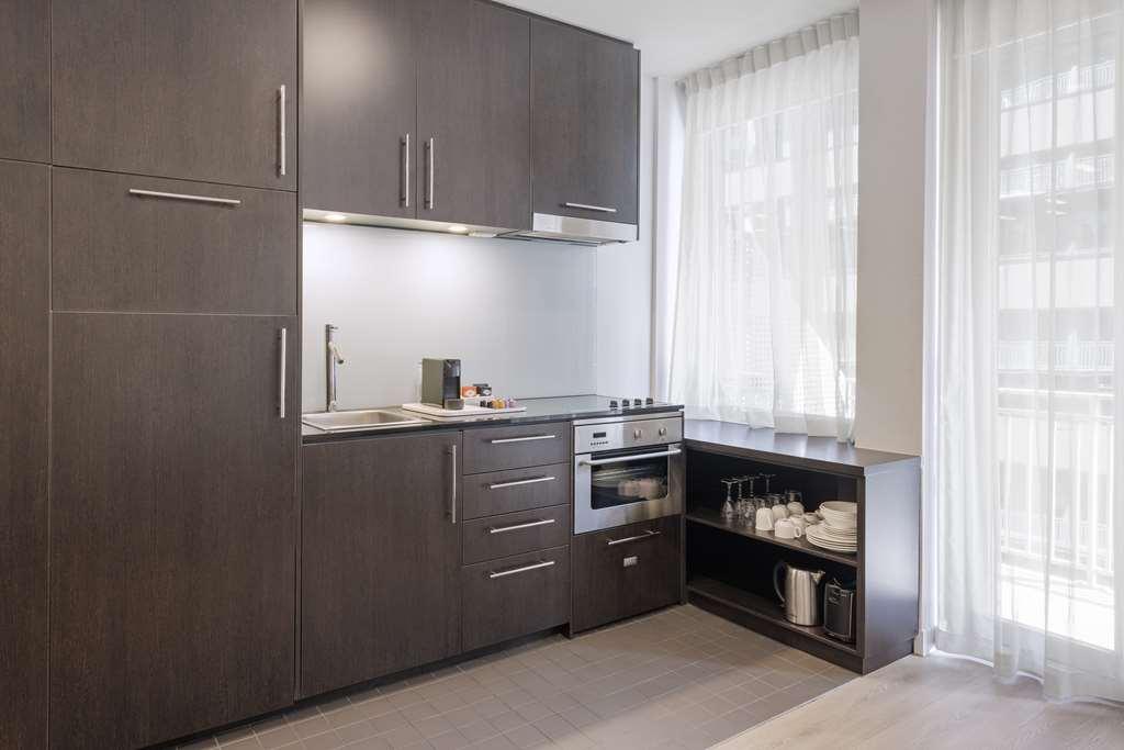 Oaks Melbourne On Collins Suites Room photo