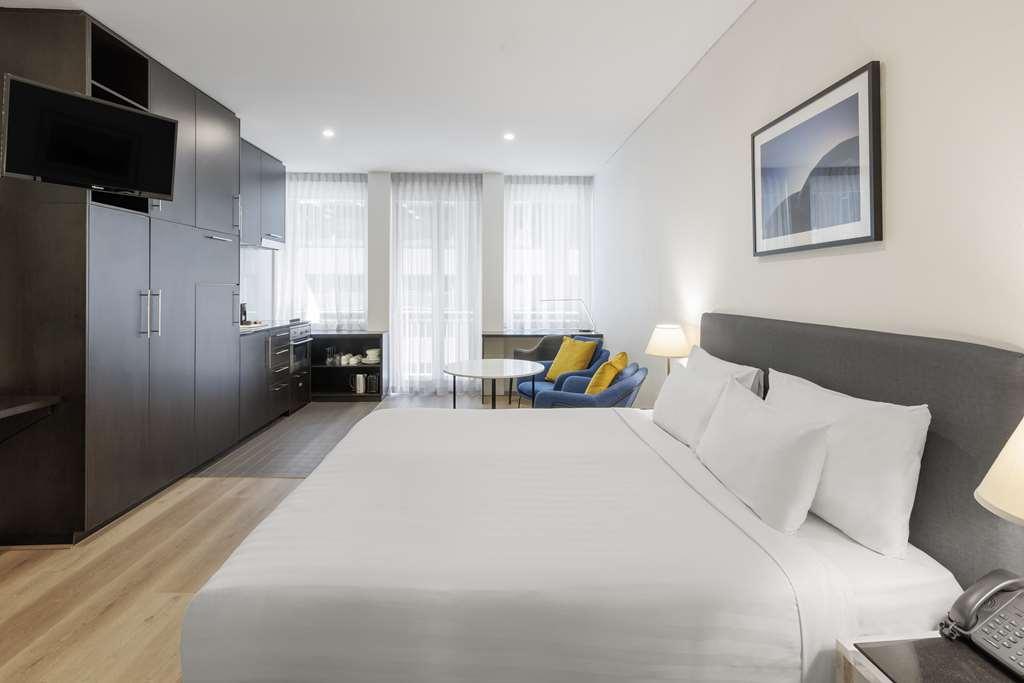 Oaks Melbourne On Collins Suites Room photo